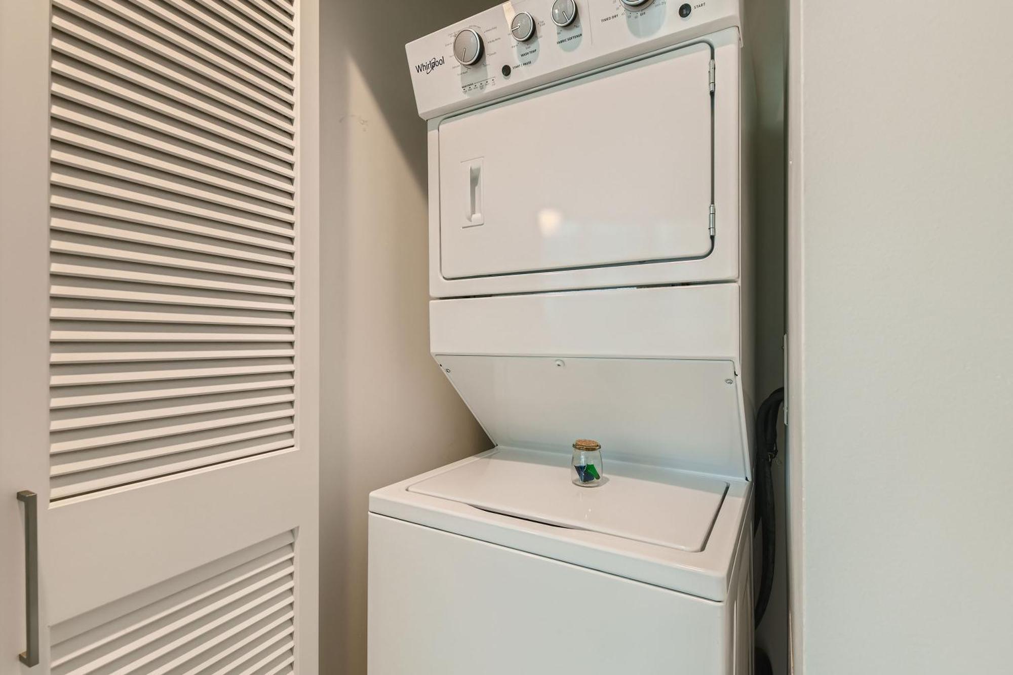 Aparthotel Sentral Michigan Avenue Chicago Habitación foto A stacked washer and dryer