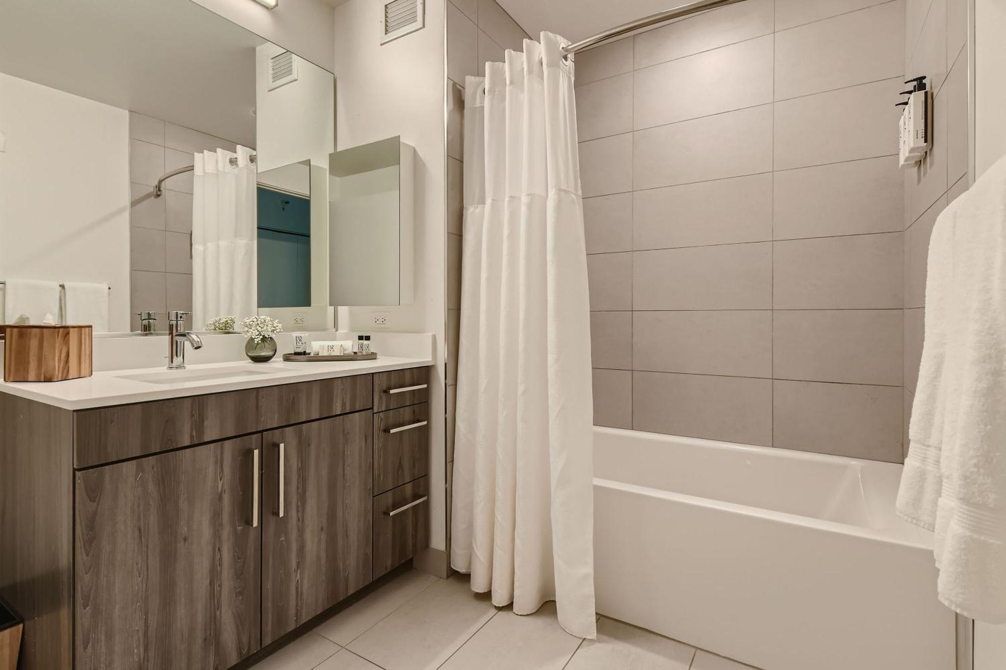 Aparthotel Sentral Michigan Avenue Chicago Habitación foto A modern bathroom with a shower curtain